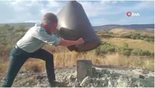 Tekirdağ'da doğalgaz heyecanı! Su sondajı yapılan araziden doğalgaz fışkırdı, Poşetlere doldurup test ettiler 1